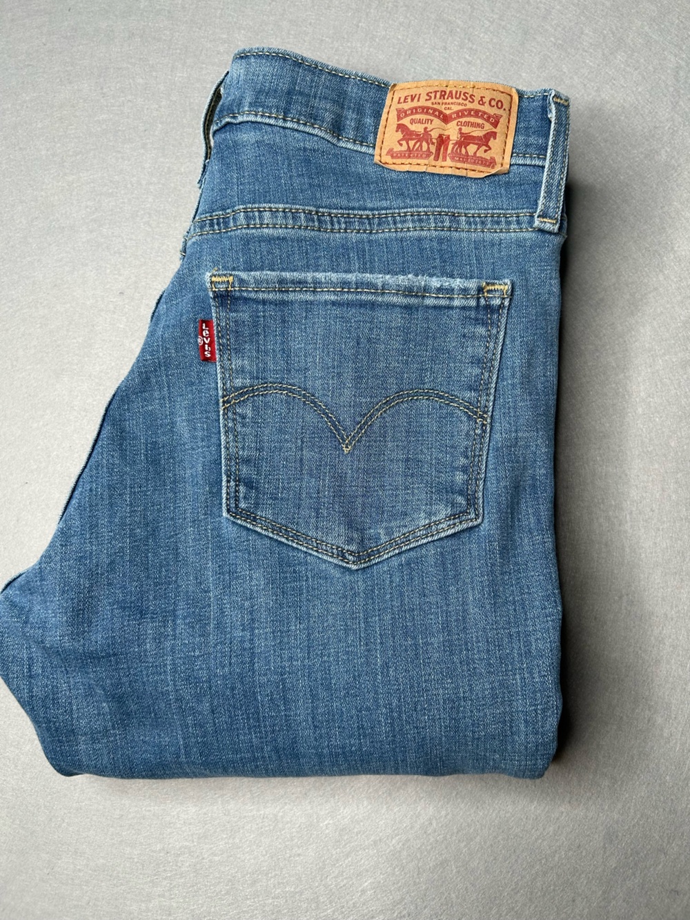 Levi’s Women’s 311 Shaping Skinny 27 Blue Jeans with Signature Red Tab